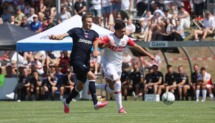 25.07.2026, Deutschland, Hollenbach, Fußball Bundesliga, Saison 2026 2027, Testspiel, Freundschaftsspiel, JAKO-Testspiel, FSV Hollenbach vs. VfB Stuttgart, von links: Sebastian Schiek ( Holl ) Laurin Ulrich ( VfB ) *** July 25, 2026, Germany, Hollenbach, Bundesliga, 2026–2027 season, exhibition match, friendly match, JAKO exhibition match, FSV Hollenbach vs. VfB Stuttgart, from left: Sebastian Schiek, Holl, Laurin Ulrich, VfB