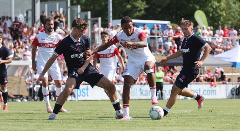 25.07.2026, Deutschland, Hollenbach, Fußball Bundesliga, Saison 2026 2027, Testspiel, Freundschaftsspiel, JAKO-Testspiel, FSV Hollenbach vs. VfB Stuttgart, mitte: Nikolas Nartey ( VfB ) *** July 25, 2026, Germany, Hollenbach, Bundesliga, 2026–2027 season, exhibition match, friendly match, JAKO exhibition match, FSV Hollenbach vs. VfB Stuttgart, center: Nikolas Nartey (VfB)
