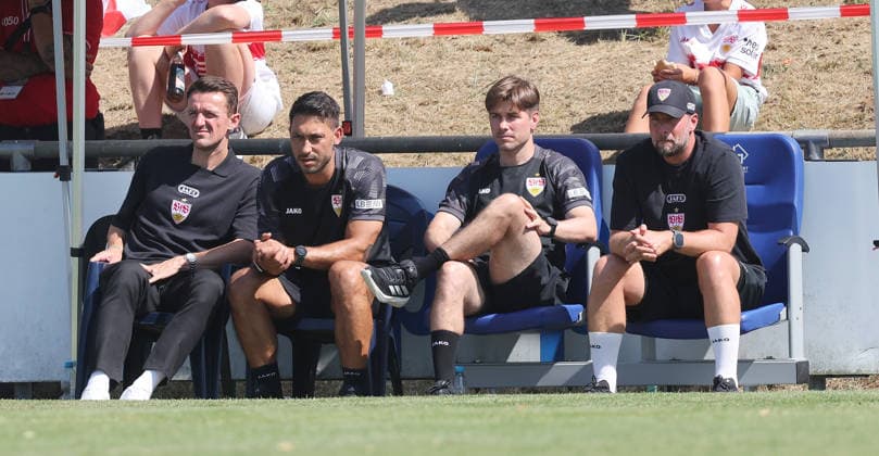 25.07.2026, Deutschland, Hollenbach, Fußball Bundesliga, Saison 2026 2027, Testspiel, Freundschaftsspiel, JAKO-Testspiel, FSV Hollenbach vs. VfB Stuttgart, von links: Christian Gentner Malik Fathi David Krecidlo Sebastian Hoeneß ( VfB ) *** July 25, 2026, Germany, Hollenbach, Bundesliga, 2026–2027 season, exhibition match, friendly match, JAKO exhibition match, FSV Hollenbach vs. VfB Stuttgart, from left: Christian Gentner, Malik Fathi, David Krecidlo, Sebastian Hoeneß, VfB