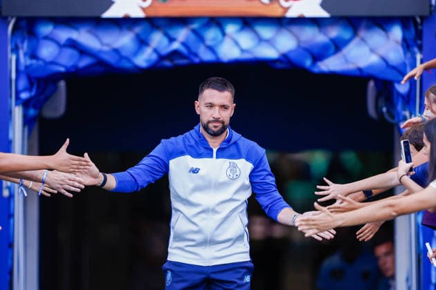 July 25, 2026, Porto, Porto, Portugal: Francesco Farioli head coach of FC Porto is seen during the Pre-Season Friendly match between FC Porto and Aston Villa at EstoÂ¡dio do DragoÂ£o on July 25, 2026 in Porto, Portugal. FC Porto V Aston Villa - Pre-Season Friendly  - ZUMAl192 20260725_zsp_l192_007 Copyright: xMiguelxLemosx