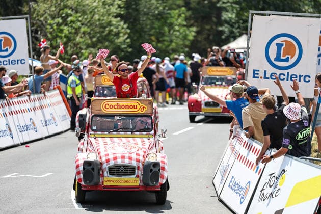 CYCLING - Tour de France 2026 ALPE D HUEZ,FRANCE,25.JUL.26 - CYCLING - Tour de France, stage 20, Le Bourg d Oisans - Alpe d Huez. Image shows the caravan before the riders.  GEPAxpictures xChrisxBauer