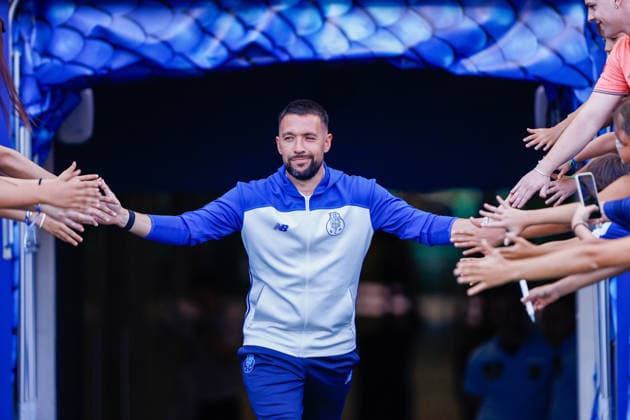 July 25, 2026, Porto, Porto, Portugal: Francesco Farioli head coach of FC Porto is seen during the Pre-Season Friendly match between FC Porto and Aston Villa at EstoÂ¡dio do DragoÂ£o on July 25, 2026 in Porto, Portugal. Porto Portugal - ZUMAl192 20260725_zsp_l192_008 Copyright: xMiguelxLemosx