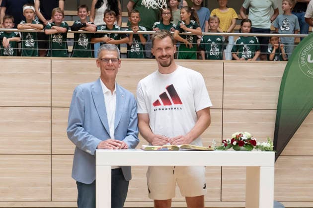 USV Halle Rhinos U10 Training mit Andreas Obst Halle, Deutschland 25.Juli 2026: Im Bild:v.li.Buergermeister Egbert Geier (Halle Saale) und Andreas Obst (FC Bayern Muenchen) Halle Saale SWH.arena Sachsen-Anhalt Deutschland *** USV Halle Rhinos U10 Practice with Andreas Obst Halle, Germany, July 25, 2026 Pictured from left: Mayor Egbert Geier of Halle an der Saale and Andreas Obst of FC Bayern Munich Halle an der Saale, SWH Arena, Saxony-Anhalt, Germany