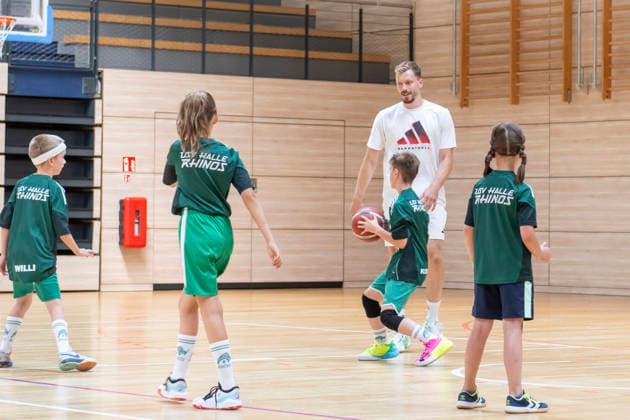 USV Halle Rhinos U10 Training mit Andreas Obst Halle, Deutschland 25.Juli 2026: Im Bild:Andreas Obst (FC Bayern Muenchen) spielt und trainiert mit dem Nachwuchs U10 des USV Halle Saale Rhinos Halle Saale SWH.arena Sachsen-Anhalt Deutschland *** USV Halle Rhinos U10 Practice with Andreas Obst Halle, Germany, July 25, 2026 Pictured: Andreas Obst of FC Bayern Munich plays and practices with the USV Halle Saale Rhinos U10 youth team at the SWH Arena in Halle Saale, Saxony-Anhalt, Germany
