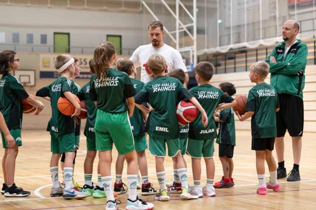 USV Halle Rhinos U10 Training mit Andreas Obst Halle, Deutschland 25.Juli 2026: Im Bild:Andreas Obst (FC Bayern Muenchen) spielt und trainiert mit dem Nachwuchs U10 des USV Halle Saale Rhinos Halle Saale SWH.arena Sachsen-Anhalt Deutschland *** USV Halle Rhinos U10 Practice with Andreas Obst Halle, Germany, July 25, 2026 Pictured: Andreas Obst of FC Bayern Munich plays and practices with the USV Halle Saale Rhinos U10 youth team at the SWH Arena in Halle Saale, Saxony-Anhalt, Germany
