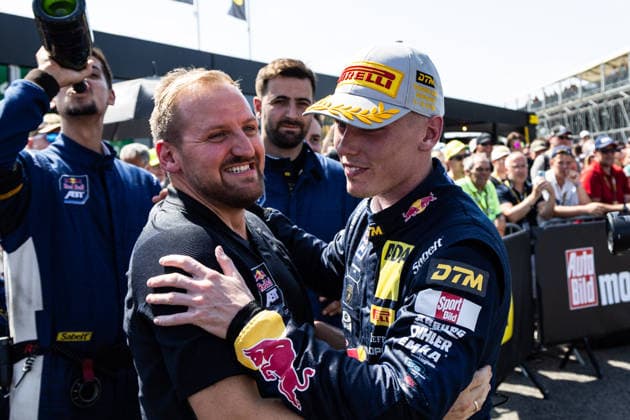 GER, DTM, 9. & 10. Lauf, Motorsport Arena Oschersleben 25.07.2026, Motorsport Arena, Oschersleben, GER, DTM, 9. & 10. Lauf, Motorsport Arena Oschersleben Luca Engstler, Team Abt freut sich mit dem Team Â Foto: Alexander Trienitz Oschersleben Motorsport Arena Sachsen-Anhalt Deutschland *** GER, DTM, Round 9 of 10, Motorsport Arena Oschersleben, July 25, 2026, Motorsport Arena, Oschersleben, GER, DTM, Round 9 of 10, Motorsport Arena Oschersleben Luca Engstler and Team Abt celebrate with the team. Photo by Alexander Trienitz, Oschersleben Motorsport Arena, Saxony-Anhalt, Germany