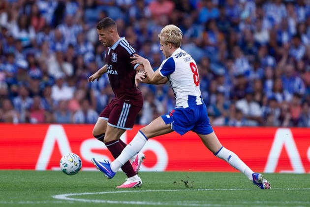 July 25, 2026, Porto, Porto, Portugal: Ross Barkley of Aston Villa is seen on action during the Pre-Season Friendly match between FC Porto and Aston Villa at EstoÂ¡dio do DragoÂ£o on July 25, 2026 in Porto, Portugal. Porto Portugal - ZUMAl192 20260725_zsp_l192_036 Copyright: xMiguelxLemosx