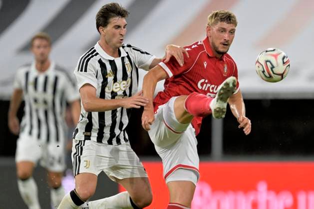 Standard de Liege v Juventus - Jupiler Pro League Friendly LIEGE, BELGIUM - JULY 25 : Dierckx Daan defender of Standard de Liege battles for the ball with Miretti Fabio of Juventus during the Jupiler Pro League friendly match between Standard de Liege and Juventus on July 25, 2026 in Liege, Belgium, 25 07 2026 Liege Belgium  Copyright: xSesx