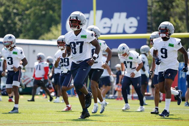 July 25, 2026; Foxborough, MA, USA; New England Patriots wide receiver Romeo Doubs (87) warms up during Patriots training camp at Gillette Stadium. CSM Foxborough United States - ZUMAc04_ 20260725_zma_c04_097 Copyright: xAnthonyxNesmithx