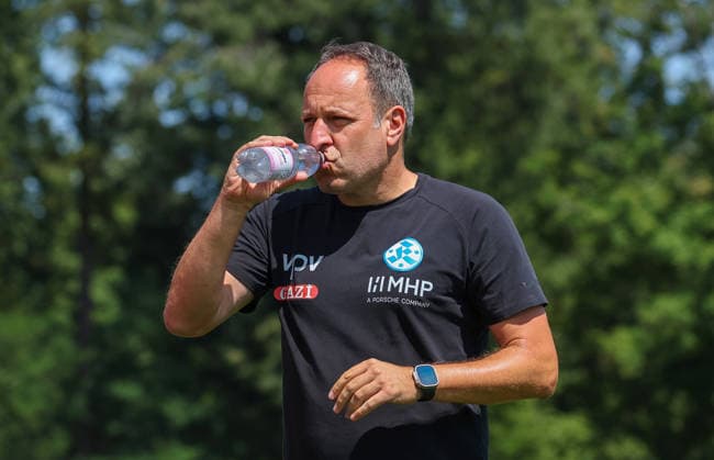 2026.07.25, Deutschland, Stuttgart, Fußball SV Stuttgarter Kickers vs. SSV Jahn Regensburg, Trainer Holger Bachthaler (Kickers) trinkt aus einer Wasserflasche *** July 25, 2026, Germany, Stuttgart, Soccer: SV Stuttgarter Kickers vs. SSV Jahn Regensburg; Coach Holger Bachthaler of the Kickers drinks from a water bottle