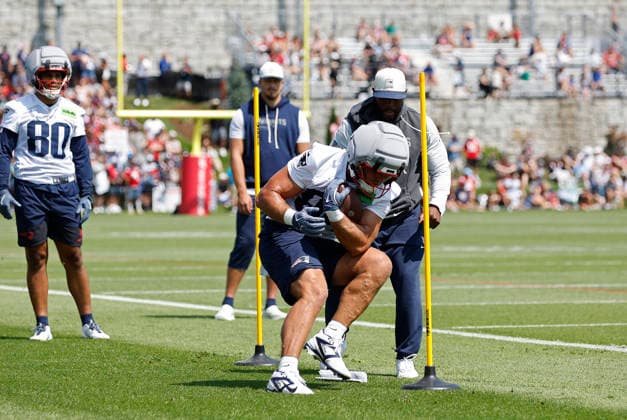 July 25, 2026; Foxborough, MA, USA; New England Patriots tight end Eli Raridon (82) participates in drills during Patriots training camp at Gillette Stadium. CSM Foxborough United States - ZUMAc04_ 20260725_zma_c04_113 Copyright: xAnthonyxNesmithx