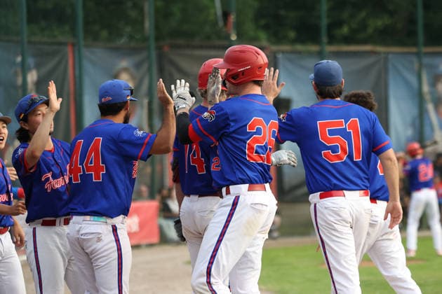 Baseballl I Herren I Saison 2026 I 1.Bundesliga I 17. Spieltag I Hamburg Stealers - Guggenberger Legionäre I 25.07.2026 Hamburg Stealers klatschen sich ab Hamburg Jackie-Robinson-Ballpark Hamburg Deutschland *** Baseball Men s 2026 Season Bundesliga 1 Matchday 17 Hamburg Stealers vs. Guggenberger Legionäre July 25, 2026 Hamburg Stealers celebrate their victory at Hamburg Jackie Robinson Ballpark, Hamburg, Germany Copyright: xLobeca RalfxHomburgx