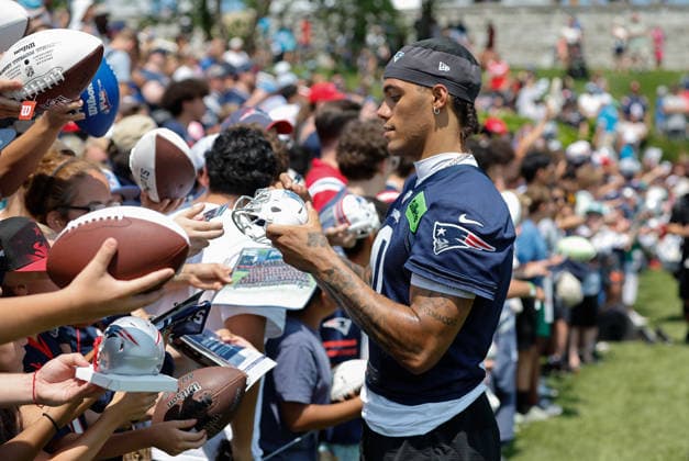 July 25, 2026; Foxborough, MA, USA; New England Patriots cornerback Christian Gonzalez (0) signs autographs during Patriots training camp at Gillette Stadium. CSM Foxborough United States - ZUMAc04_ 20260725_zma_c04_174 Copyright: xAnthonyxNesmithx