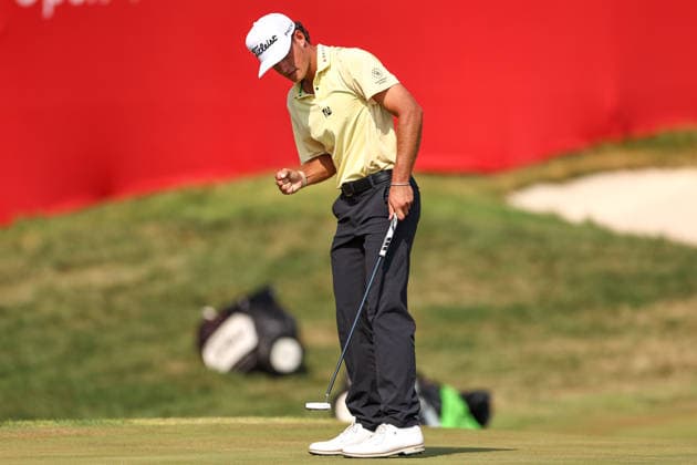 Jackson Koivun of the United States reacts to sinking his putt for eagle and the lead on the 18th green during the third round of the 2026 3M Open at TPC Twin Cities on July 25, 2026 in Blaine, Minnesota. CSM Golf 2026: PGA, Golf Herren 3M Open: Round 3  - ZUMAc04_ 20260725_zma_c04_236 Copyright: xStevenxGarciax