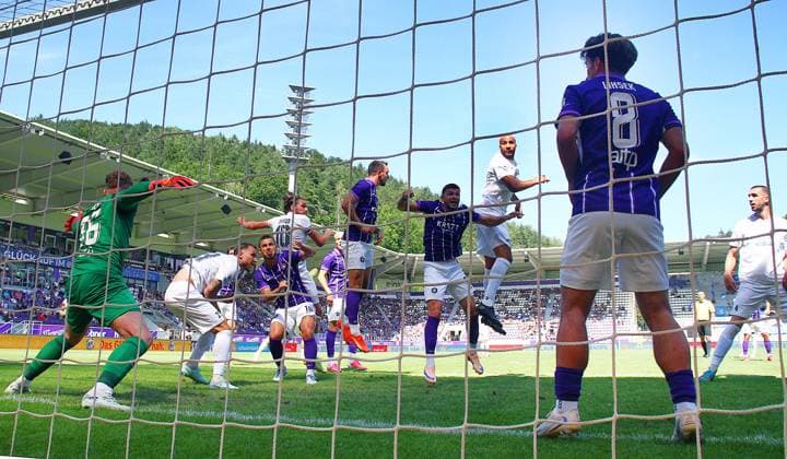 Der Kopfball von John Anthony Brooks (Altglienicke) bedroht Aues Tor. Fußball Regionalliga Nordost 2026 27 FC Erzgebirge Aue - VSG Altglienicke 3:3 am 25.7.2026 Erzgebirge Aue - VSG Altglienicke *** John Anthony Brooks of Altglienicke s header threatens Aue s goal. Soccer: Northeast Regional League 2026. July 27, 2026: FC Erzgebirge Aue vs. VSG Altglienicke, 3–3. July 25, 2026: Erzgebirge Aue vs. VSG Altglienicke