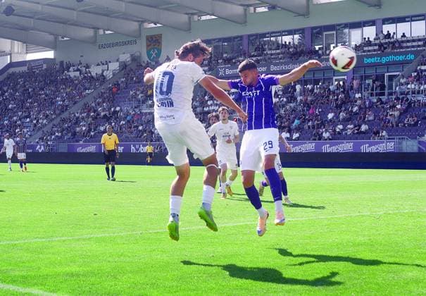 Kopfballchance für Jonas Nietfeld (Altglienicke) , rechts Stylianos Kokovas (Aue) Fußball Regionalliga Nordost 2026 27 FC Erzgebirge Aue - VSG Altglienicke 3:3 am 25.7.2026 Erzgebirge Aue - VSG Altglienicke *** Heading chance for Jonas Nietfeld (Altglienicke), on the right, Stylianos Kokovas, Aue; Northeast Regional League 2026–27: FC Erzgebirge Aue vs. VSG Altglienicke, 3–3 on July 25, 2026; Erzgebirge Aue vs. VSG Altglienicke
