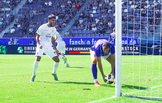 Enttäuschung nach dem 3:3-Ausgleich bei Bastian Strietzel (Aue), während Biyan Kizildemir (Altglienicke, links) Grund zum Jubel hat. Fußball Regionalliga Nordost 2026 27 FC Erzgebirge Aue - VSG Altglienicke 3:3 am 25.7.2026 Erzgebirge Aue - VSG Altglienicke *** Disappointment after the 3-3 draw for Bastian Strietzel s Aue, while Biyan Kizildemir s Altglienicke, on the left, has reason to celebrate. Northeast Regional League 2026–27: FC Erzgebirge Aue vs. VSG Altglienicke, 3–3 on July 25, 2026. Erzgebirge Aue vs. VSG Altglienicke