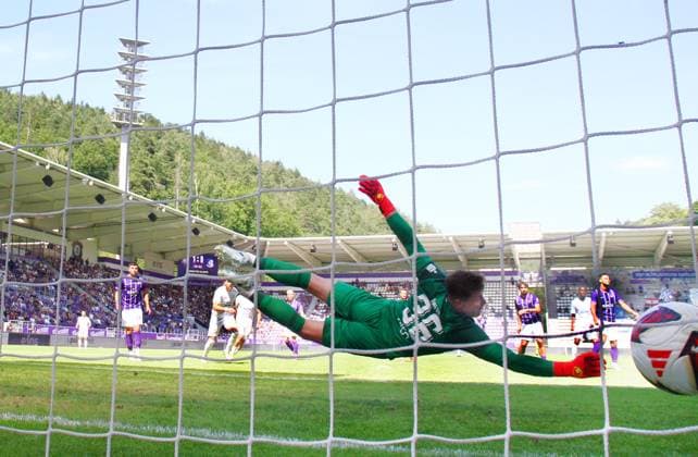 Torhüter Max Uhlig (Aue) streckt sich vergeblich nach dem Schuss von Sydney Sylla (Altglienicke, hinten 2,v,r,) zum 1:1. Fußball Regionalliga Nordost 2026 27 FC Erzgebirge Aue - VSG Altglienicke 3:3 am 25.7.2026 Erzgebirge Aue - VSG Altglienicke *** Goalkeeper Max Uhlig of Aue reaches in vain for the shot by Sydney Sylla of Altglienicke, 2nd from the right,right, making it 1–1. Soccer, Northeast Regional League 2026–27: FC Erzgebirge Aue vs. VSG Altglienicke 3–3 on July 25, 2026. Erzgebirge Aue vs. VSG Altglienicke