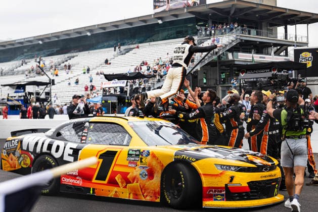 July 25, 2026, Speedway, Indianapolis, USA: CARSON KVAPIL, driver of the No. 1 Chevrolet for JR Motorsports, jumps to his crew on the frontstretch after winning the Pennzoil 250 race at the Indianapolis Motor Speedway. Speedway USA - ZUMAw173 20260725_zsp_w173_001 Copyright: xLukexWelshx