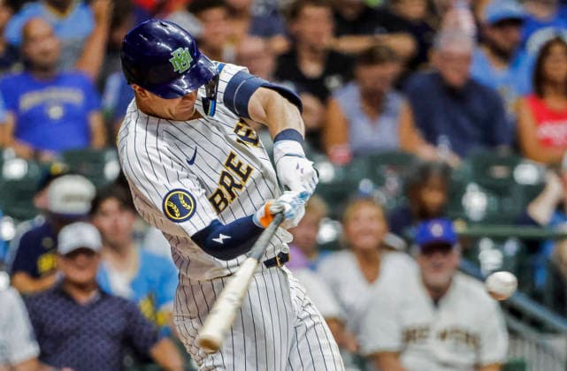 Milwaukee Brewers shortstop Cooper Pratt hits a single in the eighth inning of the MLB, Baseball Herren, USA game between the Colorado Rockies and the Milwaukee Brewers at American Family Field in Milwaukee, Wisconsin on Saturday July 25, 2026. The Brewers defeated the Rockies 8-5.  MIL20260725827 TANNENxMAURY