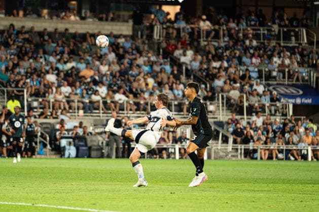 Minnesota United FC (USA) playing against Vancouver Whitecaps FC (USA) in the MLS, Fussball Herren, USA in Minneapolis at the Allianz Field on July 25th 2026, regular season 2026 Tate Johnson (Vancouver Whitecaps FC, 28) im Zweikampf mit Anthony Markanich Jr. (Minnesota United FC, 13), schiesst den Ball weg Minneapolis Allianz Field Minnesota United States of America *** Minnesota United FC (USA) vs. Vancouver Whitecaps FC (USA) in the MLS at Allianz Field in Minneapolis on July 25, 2026, during the 2026 regular season. Tate Johnson of Vancouver Whitecaps FC, No. 28, battles for the ball with Anthony Markanich Jr. of Minnesota United FC, 13, clears the ball at Allianz Field in Minneapolis, Minnesota, United States of America