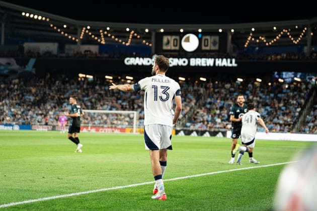 Minnesota United FC (USA) playing against Vancouver Whitecaps FC (USA) in the MLS, Fussball Herren, USA in Minneapolis at the Allianz Field on July 25th 2026, regular season 2026 Thomas Mueller (Vancouver Whitecaps FC, 13) gestikuliert vor einem Einwurf Minneapolis Allianz Field Minnesota United States of America *** Minnesota United FC (USA) playing against Vancouver Whitecaps FC (USA) in the MLS in Minneapolis at Allianz Field on July 25, 2026, during the 2026 regular season. Thomas Mueller of Vancouver Whitecaps FC, No. 13, gestures before a throw-in at Allianz Field in Minneapolis, Minnesota, United States of America.