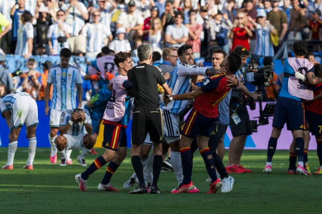 Spain v Argentina - FIFA World Cup, WM, Weltmeisterschaft, Fussball 2026 Leandro Paredes of Argentina clashes with players of Spain at the end of the FIFA World Cup 2026 final football match between Spain and Argentina. Spain won 1-0 over Argentina after extra time. East Rutherford United States Copyright: xNicolòxCampox