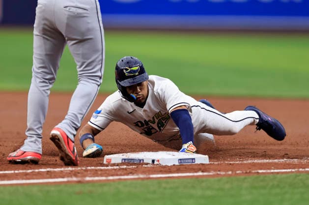 July 25, 2026, St. Petersburg, Florida, USA: Tampa Bay Rays left fielder Chandler Simpson (14) gets caught in a run down and is able to slide back safely at first base during an MLB, Baseball Herren, USA game against the Cleveland Guardians on July 25, 2026 at Tropicana Field. The Rays beat the Guardians 3-0. St. Petersburg USA - ZUMAh180 20260725_zsp_h180_059 Copyright: xKimxHukarix
