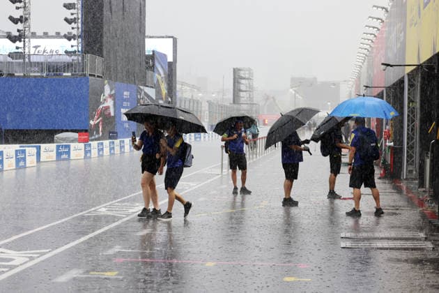 Mitglieder von Lola- Yamaha sowie der FIA und FE verlassen wegen Gewitter das Fahrerlager, FIA Formel E Weltmeisterschaft, Saison 12, Tokio E- Prix, 26.07.2026, Evakuierung *** Members of Lola Yamaha, the FIA, and the FE leave the paddock due to a thunderstorm; FIA Formula E World Championship, Season 12, Tokyo E-Prix, July 26, 2026; evacuation