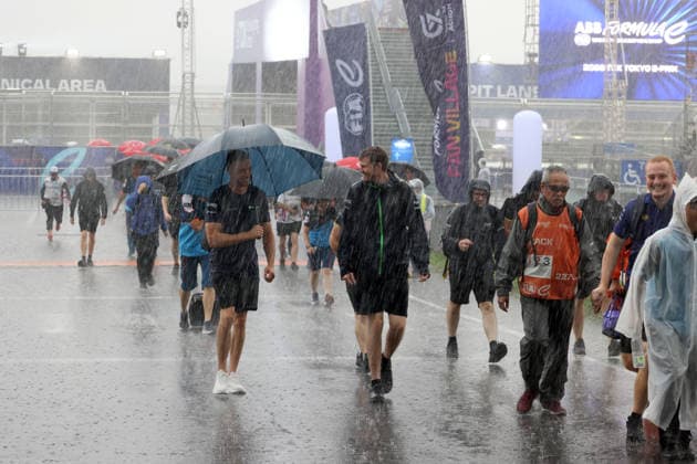 Mitglieder aller Teams sowie der FIA und FE verlassen wegen Gewitter das Fahrerlager, FIA Formel E Weltmeisterschaft, Saison 12, Tokio E- Prix, 26.07.2026, Evakuierung *** Members of all teams, as well as the FIA and FE, are leaving the paddock due to a thunderstorm; FIA Formula E World Championship, Season 12, Tokyo E-Prix, July 26, 2026; Evacuation