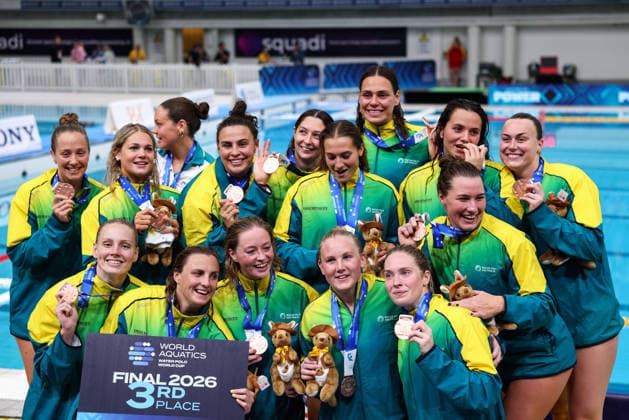 July 26, 2026, Sydney, Nsw, Australia: Team Australia celebrates winning the Women s bronze medal match against Russia during the 2026 World Aquatics Women s Water polo, Wasserball World Cup. Sydney Australia - ZUMAt173 20260726_zsp_t173_001 Copyright: xStephanexThomasx