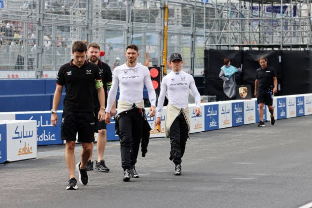 Teammitglieder, Edoardo Mortara (SUI) und Teamkollege Nyck de Vries (NED) beide Mahindra, Qualifiyng, FIA Formel E Weltmeisterschaft, Saison 12, Tokio E- Prix, 26.07.2026, *** Team members Edoardo Mortara (SUI) and teammate Nyck de Vries (NED), both driving for Mahindra, Qualifying, FIA Formula E World Championship, Season 12, Tokyo E-Prix, July 26, 2026,