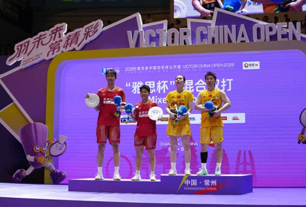 (260726) -- CHANGZHOU, July 26, 2026 -- Guo Xinwa (1st R) Chen Fanghui (2nd R) and Feng Yanzhe (1st L) Huang Dongping of China pose for photos during the awarding ceremony of the mixed doubles at the 2026 China Open badminton tournament in Changzhou, east China s Jiangsu Province, July 26, 2026. ) (SP)CHINA-CHANGZHOU-BADMINTON-CHINA OPEN-MIXED DOUBLES-FINAL (CN) LixBo 