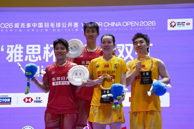 (260726) -- CHANGZHOU, July 26, 2026 -- Guo Xinwa (1st R) Chen Fanghui (2nd R) and Feng Yanzhe (2nd L) Huang Dongping of China pose for photos during the awarding ceremony of the mixed doubles at the 2026 China Open badminton tournament in Changzhou, east China s Jiangsu Province, July 26, 2026. ) (SP)CHINA-CHANGZHOU-BADMINTON-CHINA OPEN-MIXED DOUBLES-FINAL (CN) LixBo 