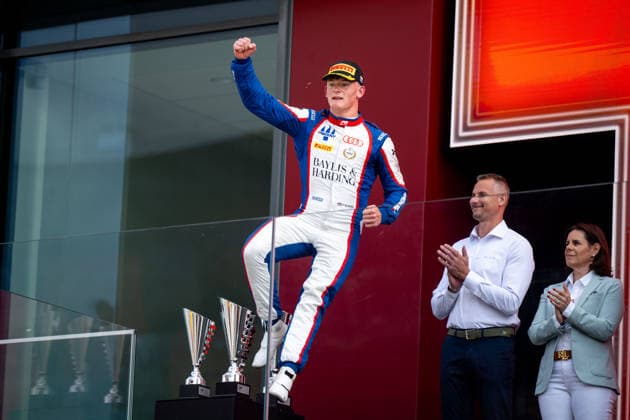 26.07.2026, HUN, Motorsport, FIA Formel 3 Meisterschaft, Rennen, Saison 2026, Hungaroring Budapest, Großer Preis von Ungarn Freddie Slater ( Trident, Audi F1 Team Junior, Großbritannien, 05 ) jubelt auf dem Podium bei der Siegerehrung über den Sieg, Mogyorod Hungaroring Pest Ungarn *** July 26, 2026, HUN, Motorsports, FIA Formula 3 Championship, Race, 2026 Season, Hungaroring, Budapest, Hungarian Grand Prix, Freddie Slater, Trident, Audi F1 Team Junior, Great Britain, 05 celebrates his victory on the podium during the award ceremony, Mogyorod, Hungaroring, Pest, Hungary Copyright: xNordphotox xMemmlerx