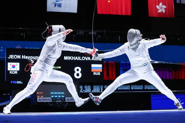 CHINA, HONG KONG - JULY 26, 2026: South Korea s Hayoung Jeon (L) and Russia s Alina Mikhailova compete in the ladies individual sabre event at the 2026 Kerry Fencing World Championships. Mikhail Sinitsyn TASS  95478340