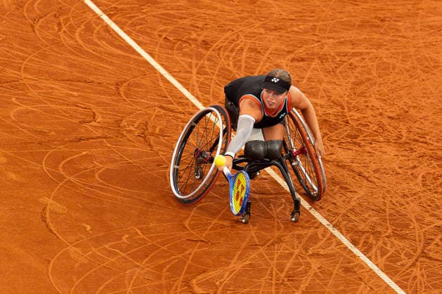 Lizzy de Greef (NED) im Bild am Ball, Aktion, GER, Aniek van Koot vs Lizzy de Greef, Tennis, Hamburg Wheelchair Open WT 500, Finale, 26.07.2026 GER, Aniek van Koot vs Lizzy de Greef, Tennis, Hamburg Wheelchair Open WT 500, Finale, 26.07.2026 Hamburg *** Lizzy de Greef (NED) pictured at the net, in action, GER, Aniek van Koot vs. Lizzy de Greef, Tennis, Hamburg Wheelchair Open WT 500, Final, July 26, 2026, GER, Aniek van Koot vs. Lizzy de Greef, tennis, Hamburg Wheelchair Open WT 500, final, July 26, 2026, Hamburg Copyright: xEibner-Pressefoto MaxxVincenx EP_MVN
