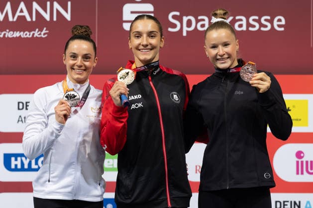 Deutsche Meisterschaften im Gerätturnen 2026, Gerätfinals Siegerehrung im Gerätfinale der Frauen, Balken. Von links: Pauline Schäfer-Betz (KTV Chemnitz), Helen Kevric (MTV Stuttgart) und Silja Stöhr (SG Heddesheim). Deutsche Meisterschaften im Gerätturnen, Gerätfinals, am 26. Juli 2026 in der ZAG-Arena in Hannover., Hannover Niedersachsen Deutschland ZAG Arena *** 2026 German Artistic Gymnastics Championships, Apparatus Finals; Medal Ceremony for the Women’s Balance Beam Final. From left: Pauline Schäfer Betz (KTV Chemnitz), Helen Kevric (MTV Stuttgart), and Silja Stöhr (SG Heddesheim). German Artistic Gymnastics Championships, Apparatus Finals, on July 26, 2026, at the ZAG Arena in Hanover, Hanover, Lower Saxony, Germany. ZAG Arena