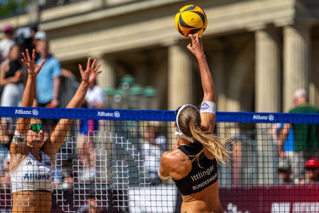 Eintracht Spontent (Ittlinger van de Velde - schwarz) gegen BR Volleys (Maidhof Schwarz - weiß) - Finale Frauen - Beach volleyball, Beachvolleyball - Die Finals 2026 (25.07.2026, Opernplatz (Hannover, GER), *** Eintracht Spontent Ittlinger van de Velde (Black) vs. BR Volleys Maidhof (Black and White) Women s Beach Volleyball Final, The Finals 2026, July 25, 2026, Opernplatz, Hanover, GER, Copyright: xJanxGuentherx