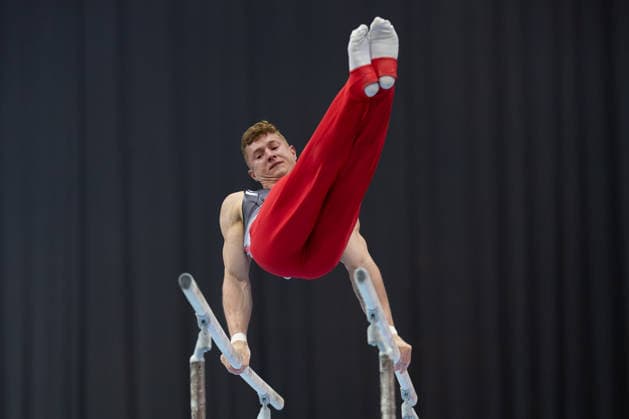 Deutsche Meisterschaften im Gerätturnen 2026, Gerätfinals Glenn Trebing (Turn-Klubb zu Hannover) bei seiner Übung im Gerätfinale am Barren. Deutsche Meisterschaften im Gerätturnen, Gerätfinals, am 26. Juli 2026 in der ZAG-Arena in Hannover., Hannover Niedersachsen Deutschland ZAG Arena *** 2026 German Artistic Gymnastics Championships, Apparatus Finals: Glenn Trebing of Turn Klubb zu Hannover performing his routine in the parallel bars apparatus final at the German Artistic Gymnastics Championships, Apparatus Finals, on July 26, 2026, at the ZAG Arena in Hanover, Hanover, Lower Saxony, Germany, ZAG Arena
