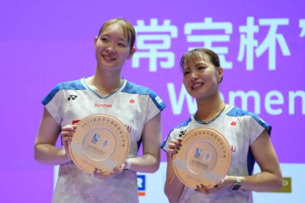 (260726) -- CHANGZHOU, July 26, 2026 -- Fukushima Yuki (R) Matsumoto Mayu of Japan pose for photos during the awarding ceremony of the women s doubles at the 2026 China Open badminton tournament in Changzhou, east China s Jiangsu Province, July 26, 2026. ) (SP)CHINA-CHANGZHOU-BADMINTON-CHINA OPEN-WOMEN S DOUBLES-FINAL (CN) SunxFei 