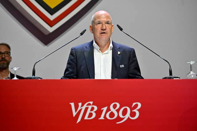 Vorsitzender Vereinsbeirat Rainer Weninger VfB Stuttgart am Rednerpult Gestik Geste VfB Stuttgart Mitgliederversammlung 2026 26.07.2026 DFL REGULATIONS PROHIBIT ANY USE OF PHOTOGRAPHS AS IMAGE SEQUENCES AND OR QUASI-VIDEO VfB Stuttgart Mitgliederversammlung 2026 26.07.2026 *** Rainer Weninger, Chairman of the VfB Stuttgart Advisory Board, at the lectern; gestures; VfB Stuttgart General Meeting 2026, July 26, 2026. DFL regulations prohibit any use of photographs as image sequences and or QUASI VIDEO VfB Stuttgart General Meeting 2026 July 26, 2026