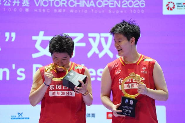 (260726) -- CHANGZHOU, July 26, 2026 -- Liu Shengshu Tan Ning (L) of China celebrate during the awarding ceremony of the women s doubles at the 2026 China Open badminton tournament in Changzhou, east China s Jiangsu Province, July 26, 2026. ) (SP)CHINA-CHANGZHOU-BADMINTON-CHINA OPEN-WOMEN S DOUBLES-FINAL (CN) SunxFei 