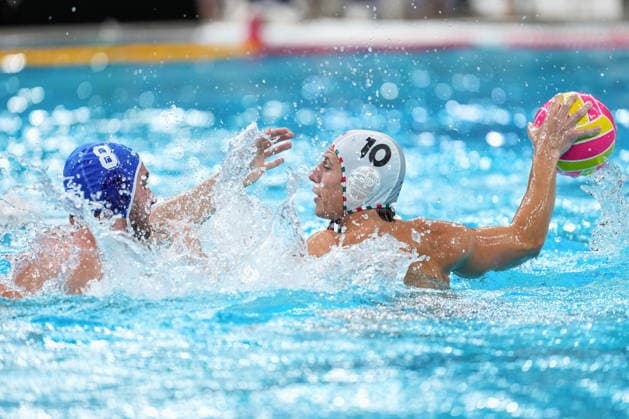 July 26, 2026, Sydney, Nsw, Australia: VENDEL CSABA VIGVARI of Hungary controls the ball under pressure during the Men s gold medal match between Hungary and Greece at the 2026 World Aquatics Women s Water polo, Wasserball World Cup. Sydney Australia - ZUMAt173 20260726_zsp_t173_023 Copyright: xStephanexThomasx