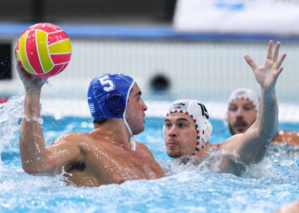 July 26, 2026, Sydney, Nsw, Australia: S. ARGYROPOULOS of Greece controls the ball under pressure from PETER SZALAI of Hungary during the Men s gold medal match between Hungary and Greece at the 2026 World Aquatics Women s Water polo, Wasserball World Cup. Sydney Australia - ZUMAt173 20260726_zsp_t173_028 Copyright: xStephanexThomasx