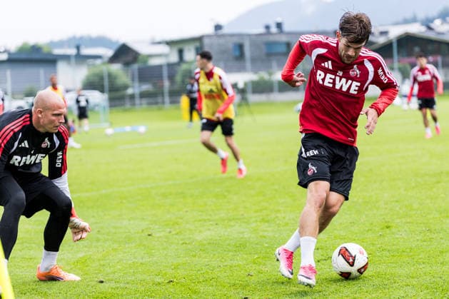 ST. JOHANN IN TIROL, AUSTRIA - JULY 26: Jan Thielmann (1. FC Koeln, 29) controls the ball against Matthias Koebbing (Köbbing, Kobbing, 1. FC Koeln, 44) during a training session at trainings camp in Kitzbuehel of season 2026 27 at Koasastadion on July 26, 2026 in St. Johann in Tirol, Austria. Austria Copyright: xSteffiexWunderlx