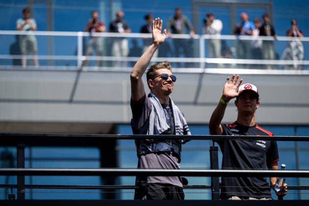 26.07.2026, HUN, Motorsport, FIA Formel 1 Weltmeisterschaft, Rennen, Saison 2026, Hungaroring Budapest, Großer Preis von Ungarn Nico Hülkenberg ( Audi Revolut F1 Team, Deutschland, 27 ) bei der Fahrerparade, daneben Oliver Bearman ( Toyota Gazoo Racing Haas F1 Team, Großbritannien, 87 ) Mogyorod Hungaroring Pest Ungarn *** July 26, 2026, HUN, Motorsports, FIA Formula 1 World Championship, Race, 2026 Season, Hungaroring, Budapest, Hungarian Grand Prix, Nico Hülkenberg, Audi Revolut F1 Team, Germany, No. 27 in the drivers’ parade, next to him Oliver Bearman, Toyota Gazoo Racing Haas F1 Team, Great Britain, No. 87, Mogyorod, Hungaroring, Pest, Hungary Copyright: xNordphotox xMemmlerx