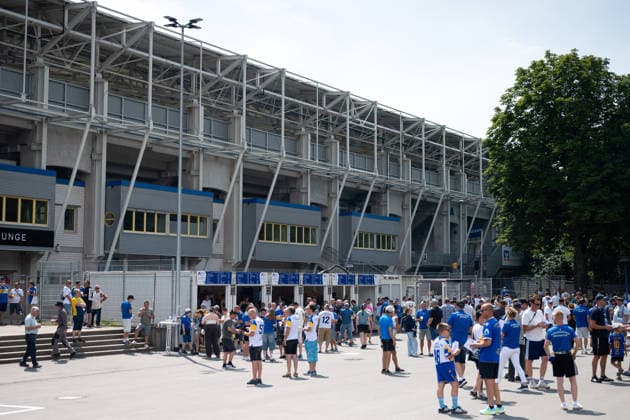 Regionalliga Nordost 2026 27, 1. Spieltag am 26.07.2026 FC Carl Zeiss Jena vs FSV Zwickau Viele Fans von Jena vor dem Stadion am Spieltag ad hoc Arena im Ernst-Abbe *** Regionalliga Northeast 2026-27, Matchday 1 on July 26, 2026: FC Carl Zeiss Jena vs. FSV Zwickau; Many Jena fans gathered outside the stadium on match day at the ad hoc Arena at Ernst Abbe Sport