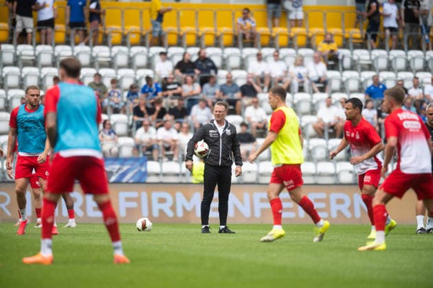 Regionalliga Nordost 2026 27, 1. Spieltag am 26.07.2026 FC Carl Zeiss Jena vs FSV Zwickau Trainer Rico Schmitt (Zwickau) beobachtete sein Team beim Aufwärmen ad hoc Arena im Ernst-Abbe *** Regionalliga Northeast 2026-27, Matchday 1 on July 26, 2026: FC Carl Zeiss Jena vs. FSV Zwickau. Coach Rico Schmitt of Zwickau watched his team warm up at the ad hoc Arena at Ernst Abbe Sport.