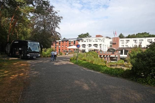 26.07.2026, NED, Fußball, Herren, 1. Bundesliga, Saison 2026 2027, Trainingslager, Bilderberg RÃ sidence Groot Heideborgh, SV Elversberg Mannschaftsbus ( SV 07 Elversberg) am Mannschaftshotel Bilderberg Residence Groot Heideborgh Garderen Bilderberg RÃ sidence Groot Heideborgh Gelderland Niederlande *** July 26, 2026, Netherlands, Soccer, Men s, 1. Bundesliga, 2026–2027 season, training camp, Bilderberg Residence Groot Heideborgh, SV Elversberg team bus SV 07 Elversberg at the team hotel Bilderberg Residence Groot Heideborgh in Garderen, Bilderberg Residence Groot Heideborgh, Gelderland, Netherlands Copyright: xNordphotox xSMx